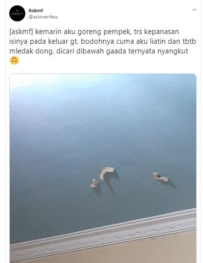 Pempek yang digoreng warganet menempel di atap rumah. (Twitter/@askmenfess)