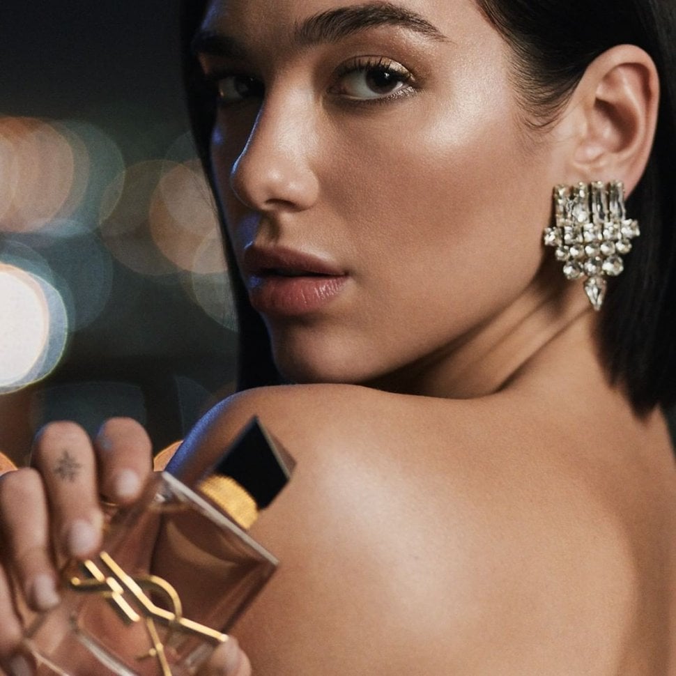 Dua Lipa saat bawakan parfum YSL terbaru. (Instagram/@yslbeauty)