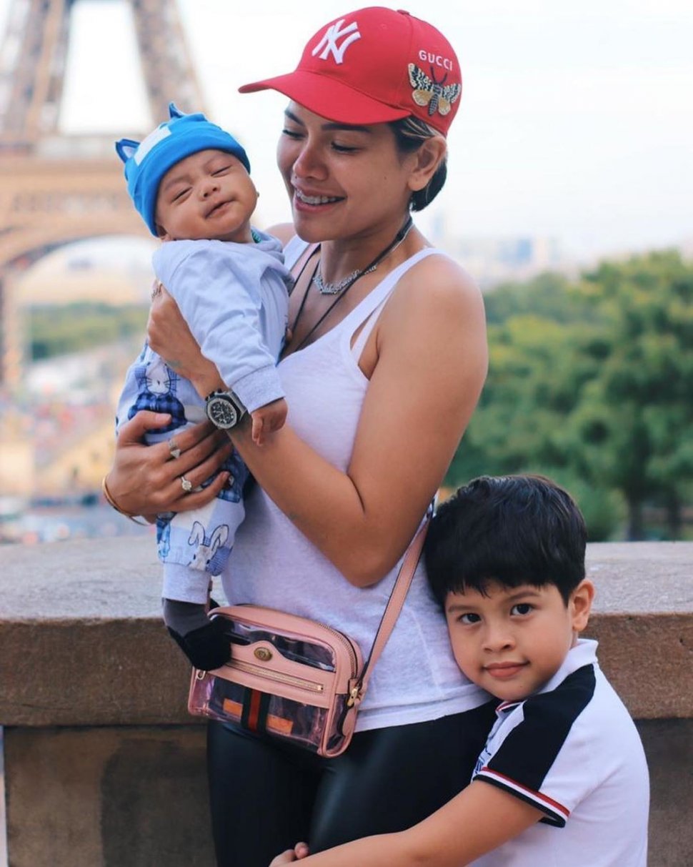 Nikita Mirzani akhirnya mengungkap wajah anak ketiganya, Arkana Mawardi. [Instagram]