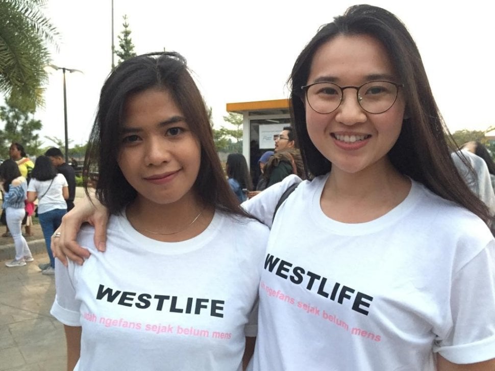 2 Perempuan penggemar Westlife bikin kaos unik. [Yuliani/Suara.com]