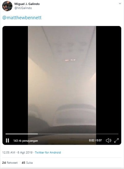  Mencekam, Ada Asap Misterius Muncul di Dalam Pesawat, Penumpang Dievakuas. (Twitter/MJGalindo)