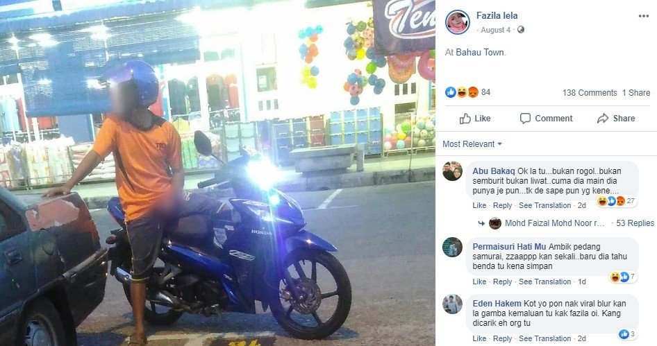 Pria Pesepeda Motor Melakukan Hal Tidak Senonoh di Depan Supermarket. (Facebok/Fazila Lela)