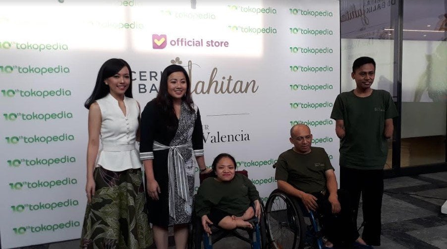 Pemilik Batik Kultur, Dea Valencia, bersama para penjahitnya. (Suara.com/Dinda Rachmawati)