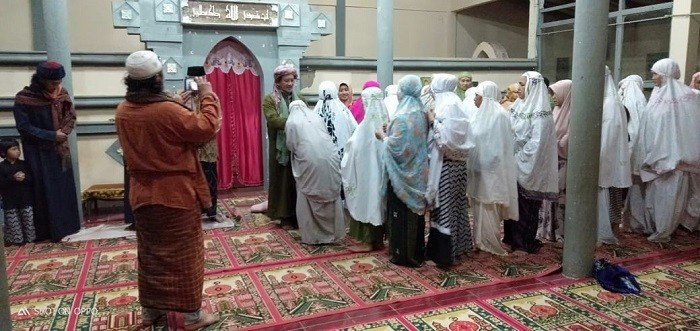 Jemaah Tarekat Naqsyabandiyah dalam prosesi khataman Suluk. Dalam acara Suluk, mereka juga diperintahkan menjaga alam. [Suara.com/Erick Tanjung]