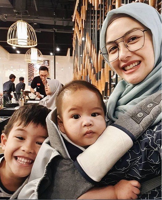 Revalina S Temat bersama dua anaknya. [Instagram]