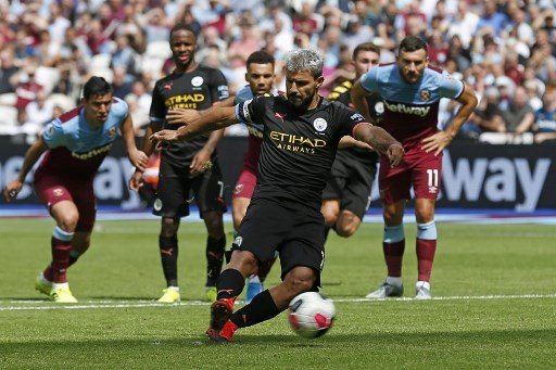 Pemain Manchester City Sergio Aguero mengeksekusi penalti saat menghadapi West Ham United di London Stadium, Sabtu (10/8/2019). Dalam laga ini City menang telak 5-0. [AFP]