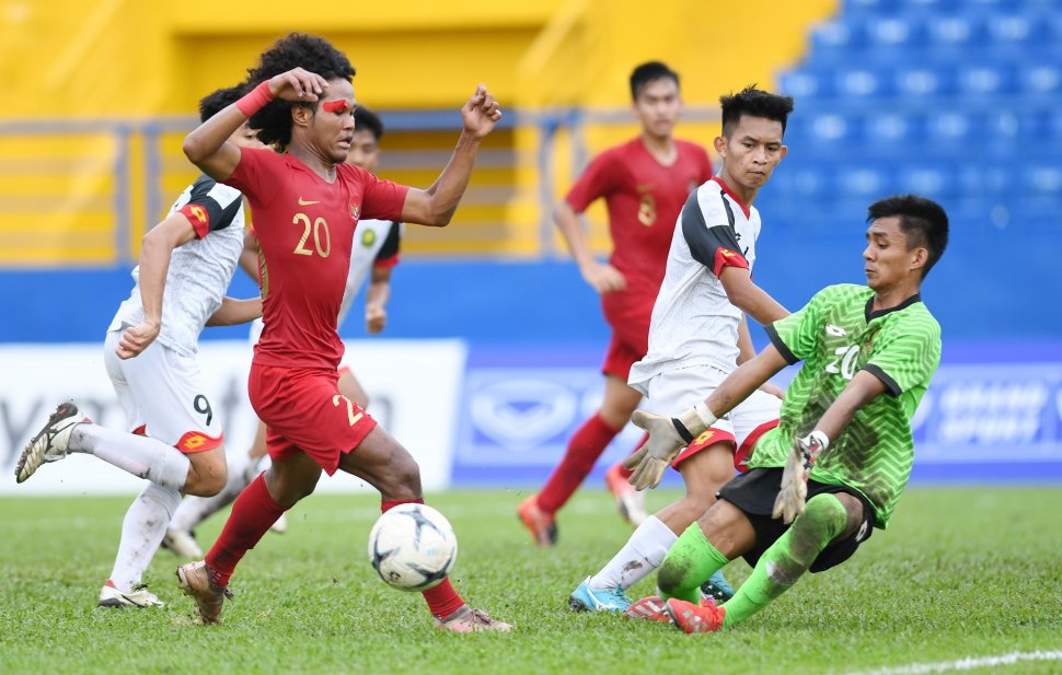 Pesepakbola Indonesia Bagus Kahfi (kiri) berusaha melewati penjaga gawang Brunei Darussalam Muhammad Riyan (kanan) saat bertanding pada penyisihan Grup A Piala AFF U-18 2019 di Stadion Binh Duong di Provinsi Binh Duong, Vietnam, Sabtu (10/8/2019). ANTARA FOTO/Yusran Uccang/ama.