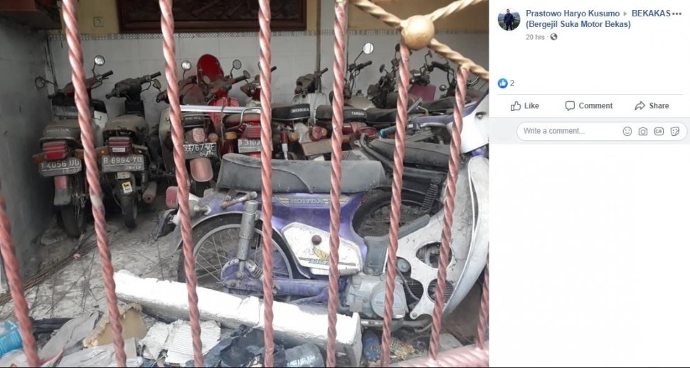 Motor Tua Teronggok di Rumah Tak Berpenghuni. (Facebook/Prastowo)