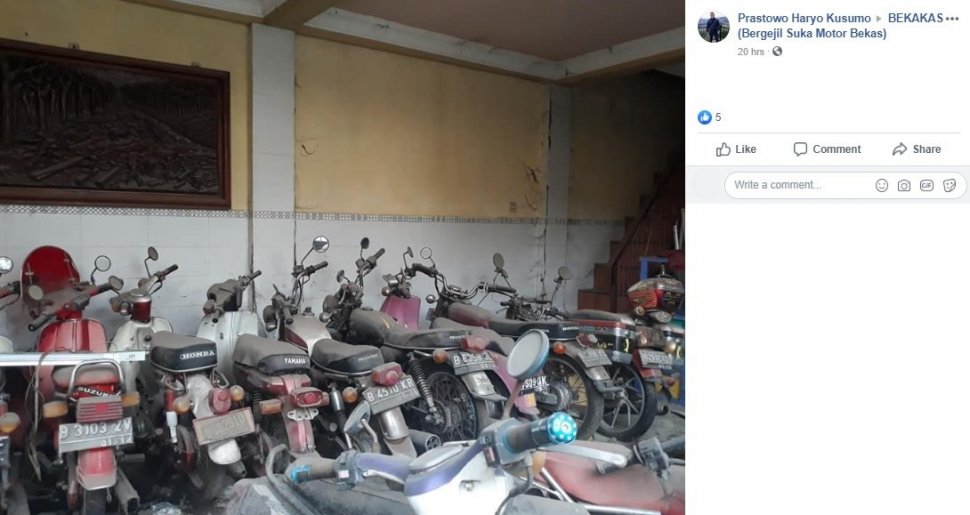 Motor Tua Teronggok di Rumah Tak Berpenghuni. (Facebook/Prastowo)