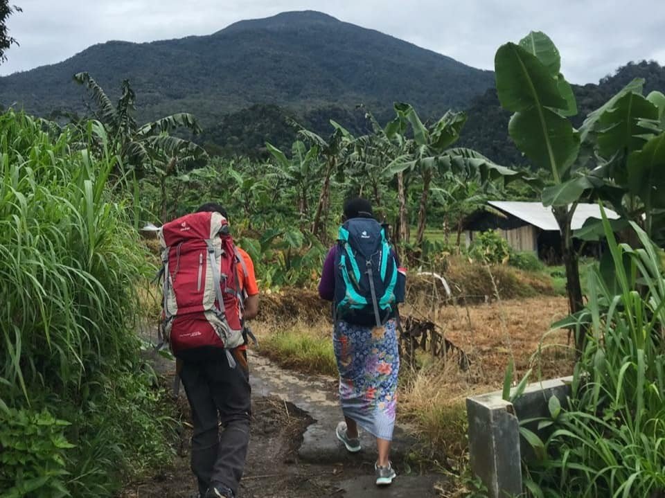 Pakai Kebaya, Rahmi Hidayati Taklukkan Berbagai Gunung di Indonesia. (Foto: Facebook/Rahmi Hidayati)