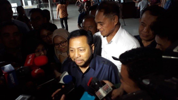 Mantan Ketua DPR Setya Novanto berpenampilan baru ketika hadir sebagai saksi dalam persidangan suap perkara PLTU Riau-1 dengan terdakwa Eks Dirut PLN Sofyan Basir, di PN Tipikor, Jakarta Pusat, Senin (12/8/2019) sore. [Suara.com/Welly Hidayat]