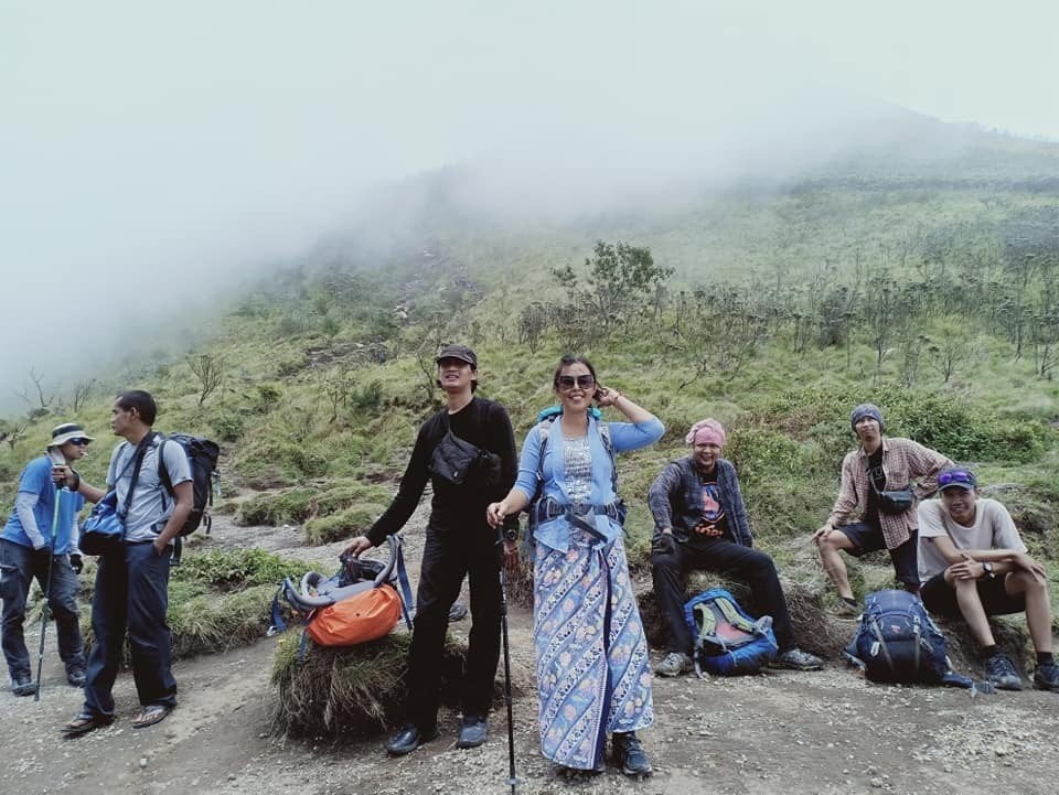 Pakai Kebaya, Rahmi Hidayati Taklukkan Berbagai Gunung di Indonesia. (Foto: Facebook/Rahmi Hidayati)