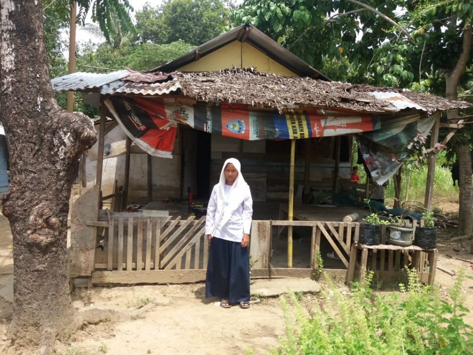 Putri Dewi Nilaratih, siswi SMP di Peureulak, Aceh, yang kelaparan saat belajar. [Mahyuddin/Modusaceh.co]