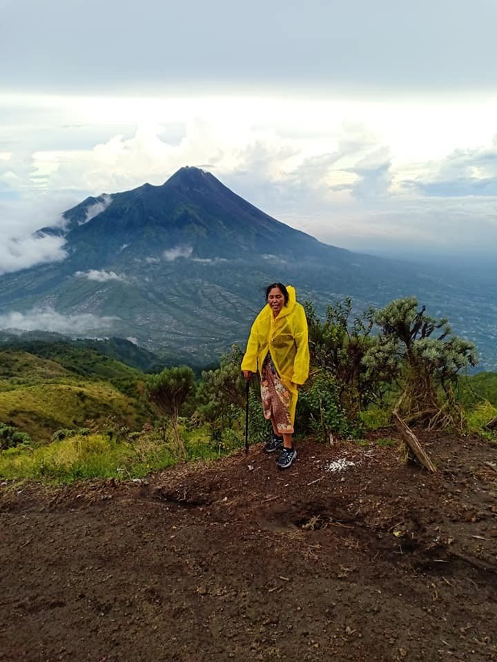 Pakai Kebaya, Rahmi Hidayati Taklukkan Berbagai Gunung di Indonesia. (Foto: Facebook/Rahmi Hidayati)