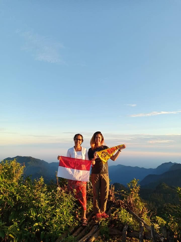 Pakai Kebaya, Rahmi Hidayati Taklukkan Berbagai Gunung di Indonesia. (Foto: Facebook/Rahmi Hidayati)