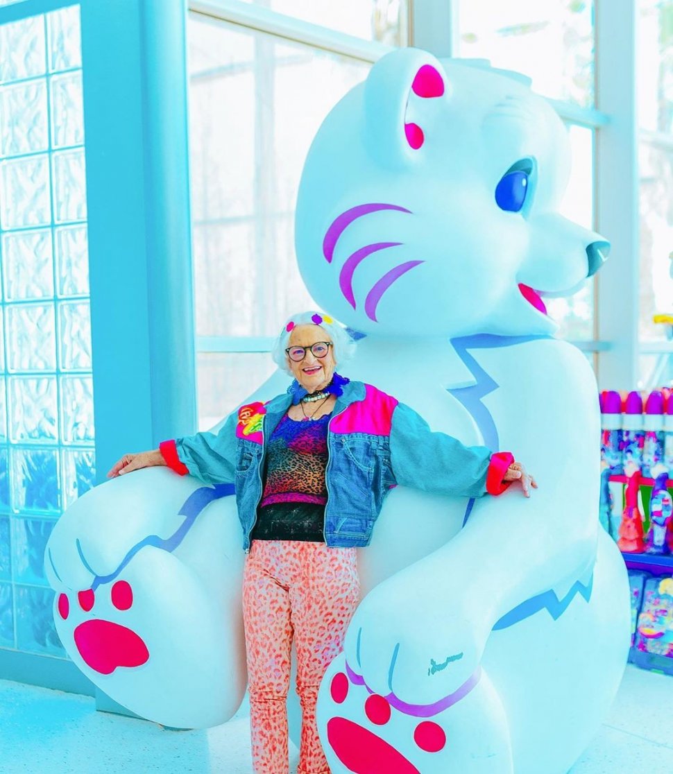 Gaya Liburan Nenek Gaul Helen van Winkle (instagram.com/baddiewinkle)