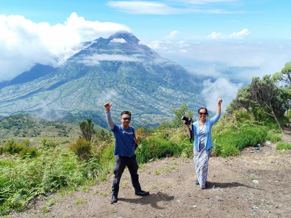 Pakai Kebaya, Rahmi Hidayati Taklukkan Berbagai Gunung di Indonesia. (Foto: Facebook/Rahmi Hidayati)