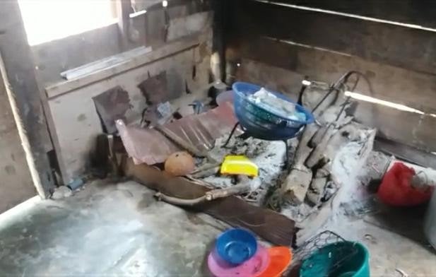 Dapur rumah Putri Dewi Nilaratih, siswi SMP di Peureulak, Aceh, yang kelaparan saat belajar. [Mahyuddin/Modusaceh.co]