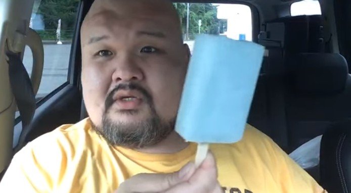 Lahap Es Krim Sekali Suapan, Pria Ini Alami Brain Freeze Parah. (YouTube)