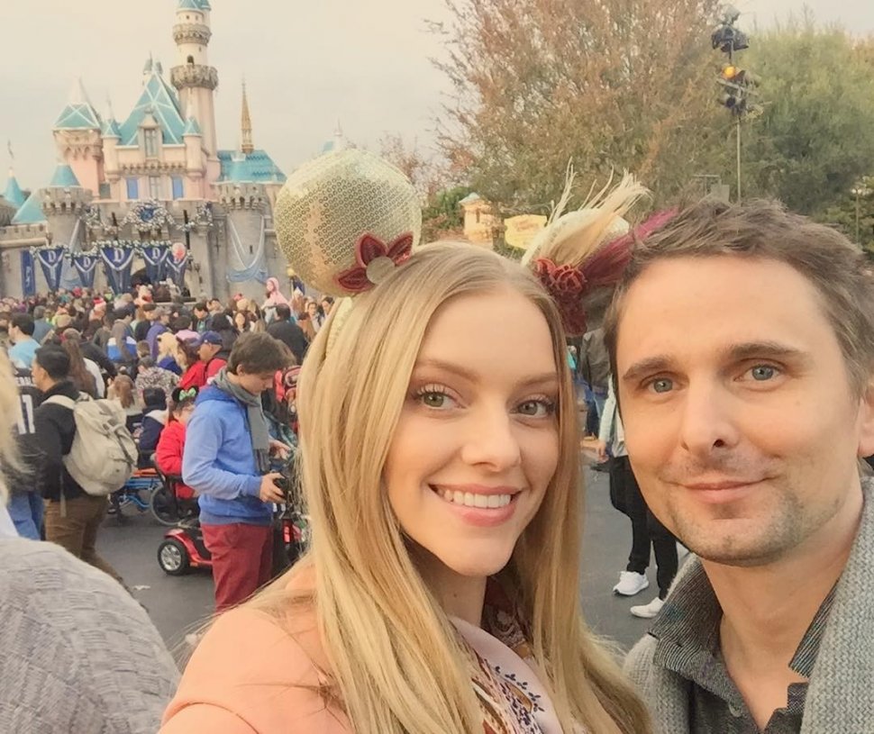 Gaya liburan Elle Evans, istri Matthew Bellami, vokalis Muse. (Instagram/@elloelle)