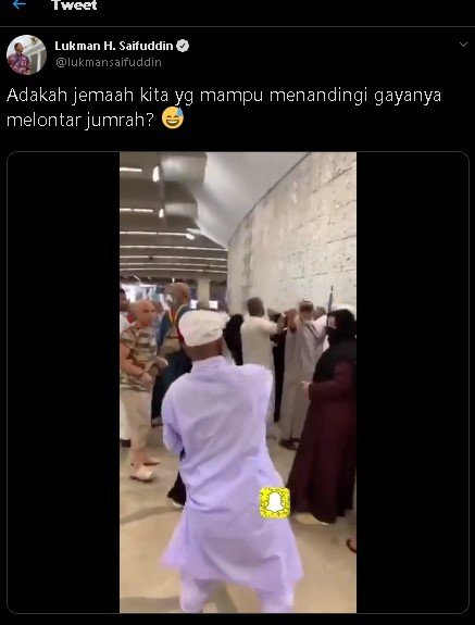 Gaya hebih jemaah saat lempar jumrah. (Twitter/@lukmansaifuddin)