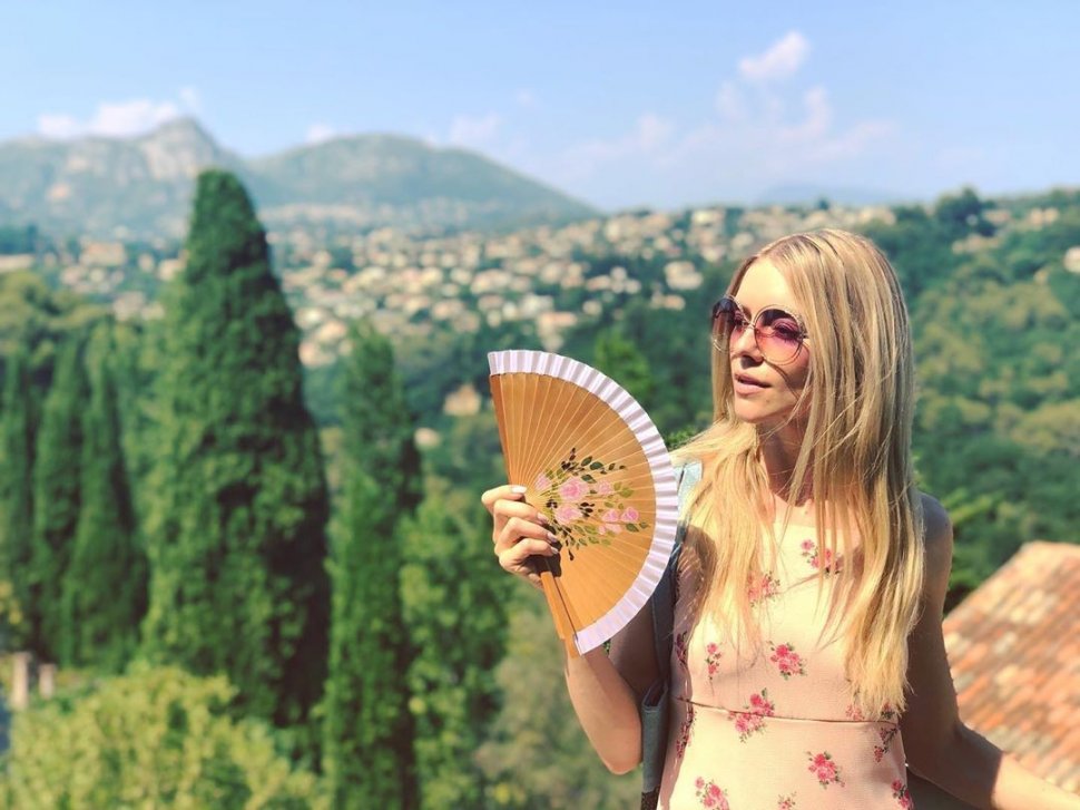 Gaya liburan Elle Evans, istri Matthew Bellami, vokalis Muse. (Instagram/@elloelle)