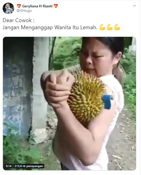 Greget Abis, Wanita Ini Buka Durian Cuma Pakai Tangan Kosong. (Twitter/GHiugo)