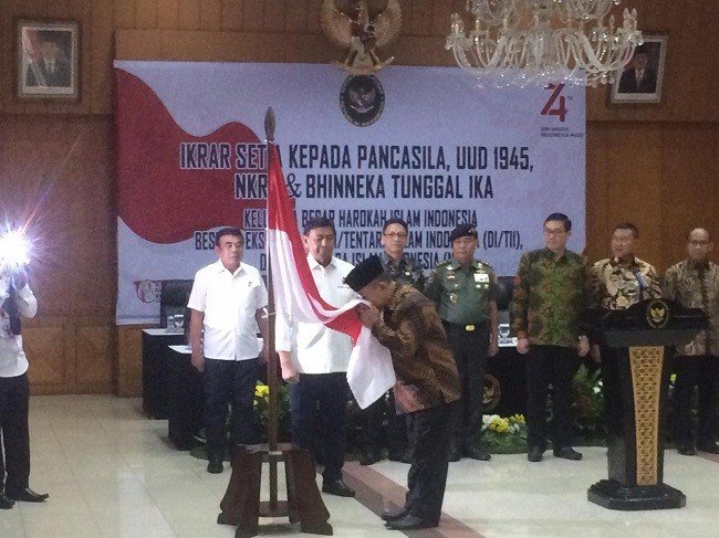 Mantan anggota Harokah Islam Indonesia, Darul Islam/Tentara Islam Indonesia (DI/TII), dan Negara Islam Indonesia (NII) membacakan ikrar setia pada Pancasila. (Suara.com/Arga)