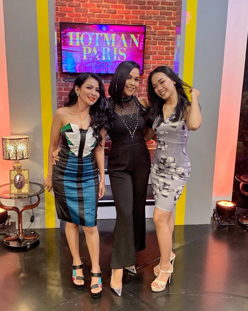 Tenny Amelia Putri bersama Five Vi Rahmawati dan Melaney Ricardo. [Instagram]