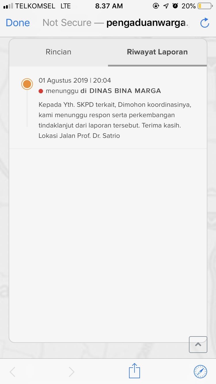 Status pengaduan warga soal trotoar berlubang. (Twitter)