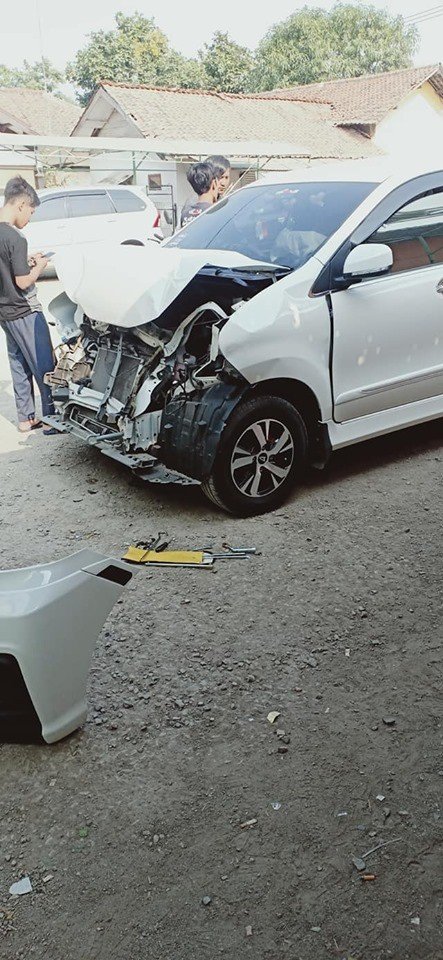 Daihatsu Xenia remuk usai menabrak Mitsubishi Pajero. (Facebook/R'one‎)