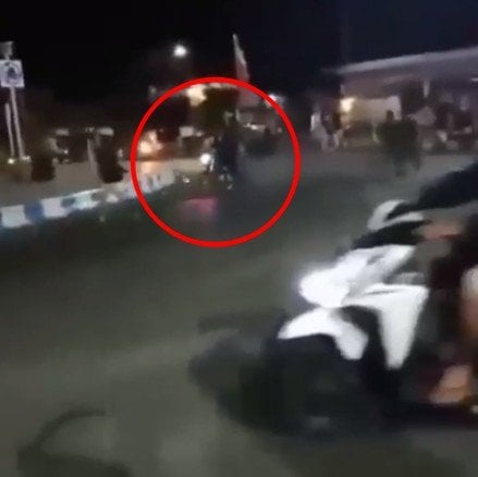 Pengguna knalpot racing saat mengambil motornya untuk kabur. (Instagram/@agoez_bandz4)
