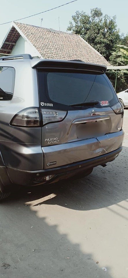 Daihatsu Xenia remuk usai menabrak Mitsubishi Pajero. (Facebook/R'one‎)