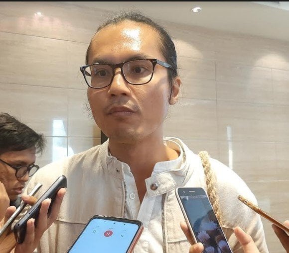 Adjie Santosoputro selaku Emotional Healing and Mindfulness Expert di Pacific Place, Sudirman, Jakarta, Selasa (13/8/2019). (Suara.com/Dini Afrianti Efendi)