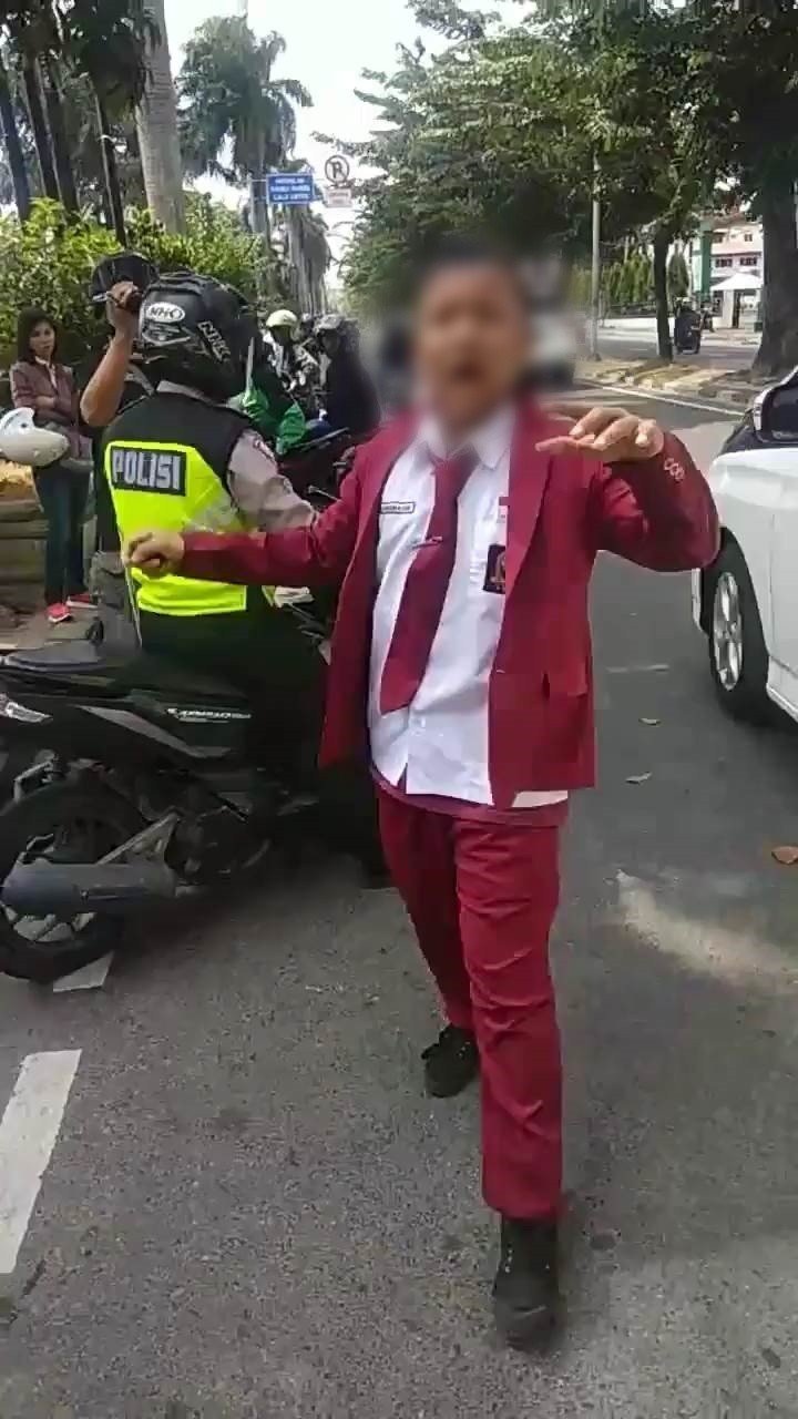 Anak SMA di Medan Menolak Ditilang. (Facebook)