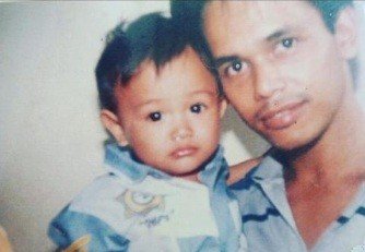 Ajun Perwira kecil bersama sang ayah [Instagram/ajunperiwira]