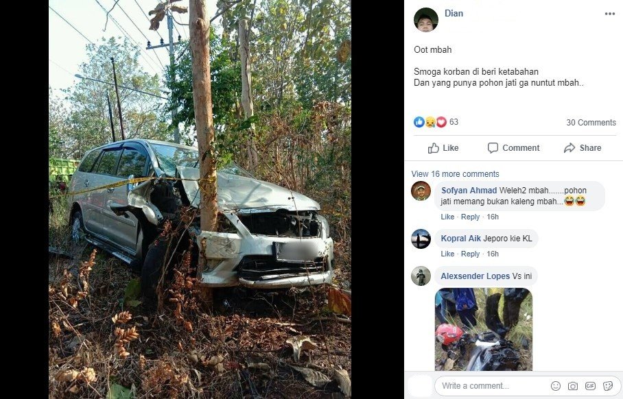 Kijang Innova Tabrak Pohon Jati. (Facebook)