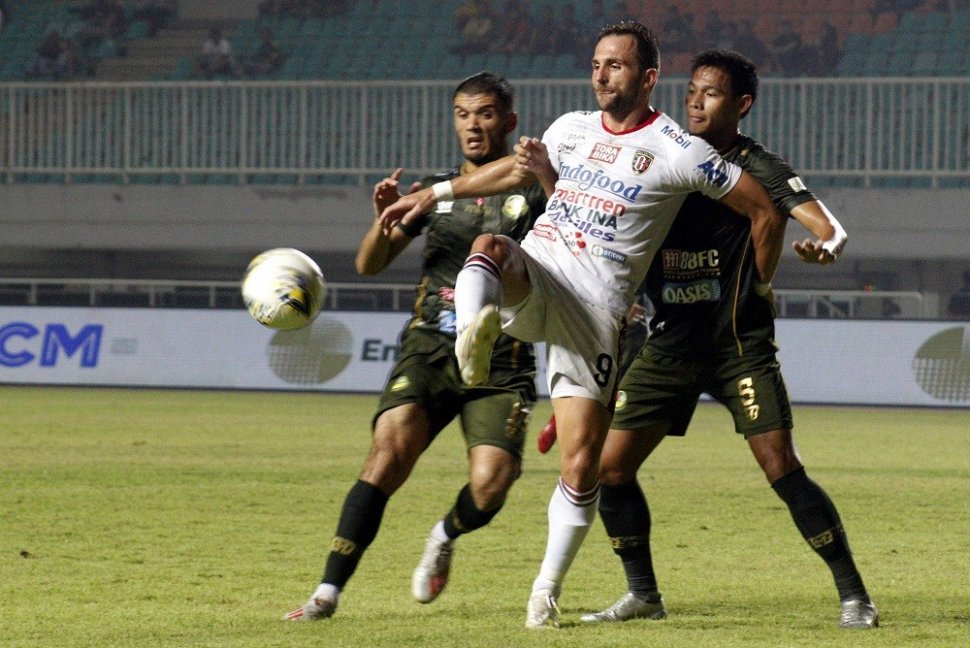 Dua pesepak bola Tira Persikabo menempel ketat pesepak bola Bali United Ilija Spasojevic (tengah) dalam lanjutan Liga 1 2019 di Stadion Pakansari, Cibinong, Kabupaten Bogor, Jawa Barat, Kamis (15/8/2019). Tira Persikabo kalah dengan skor 1-2. ANTARA FOTO/Yulius Satria Wijaya/foc.