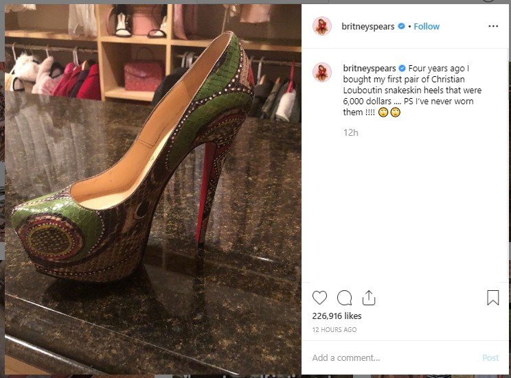Sepatu kulit ular Britney Spears. (Instagram/@britneyspears)