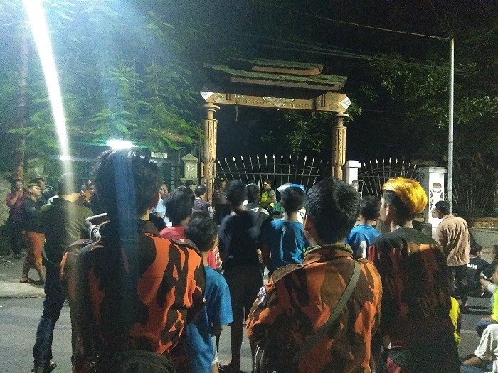 Aparat kepolisian meminta pentolan ormas-ormas untuk membubarkan massanya yang berkerumun mengepung Asrama Mahasiswa Papua di Jalan Kalasan Nomor 10, Surabaya, Jawa Timur, Jumat (16/8/2019) malam. [Suara.com/Dimas]