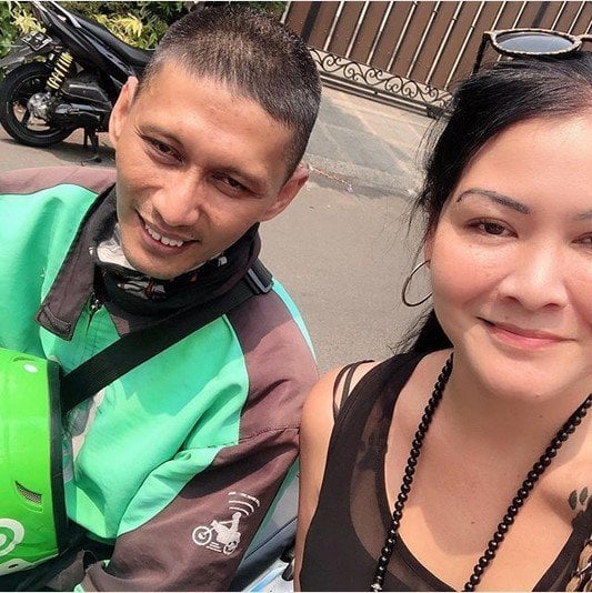 Melanie Subono dan si driver ojol. [Instagram]