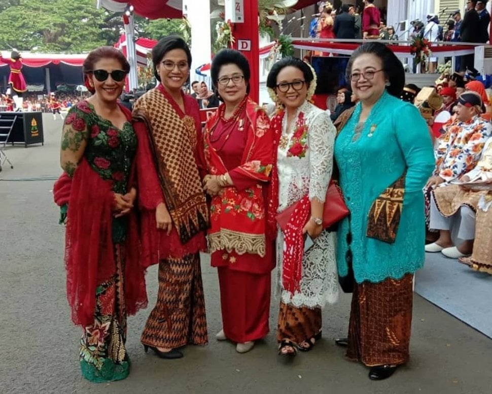 Menteri Susi Pudjiastuti dalam balutan kebaya moderen. (Instagram/@susipudjiastuti115)