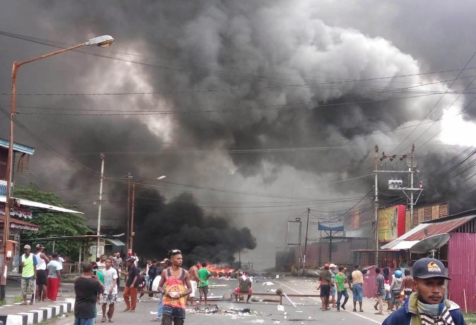 Aksi ujuk rasa berujung kerusuhan terjadi di Manokwari, Papua Barat, Senin (19/8). (STR / AFP)