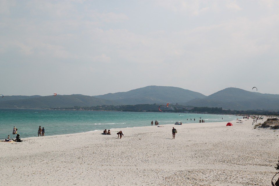 Pantai pasir putih di wilayah Sardinia. (Pixabay/Milivanily)