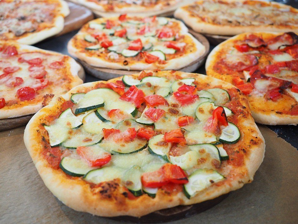 Ilustrasi pizza dengan topping semangka. (Pixabay/Hans)