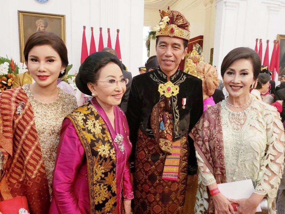 Presiden Jokowi berfoto bareng Mooryati Soedibyo. [Istimewa]