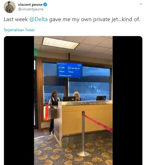 Jadi Penumpang Satu-satunya di Pesawat, Pria Ini Bak Miliki Jet Pribadi. (Twitter/@vincentpeone)