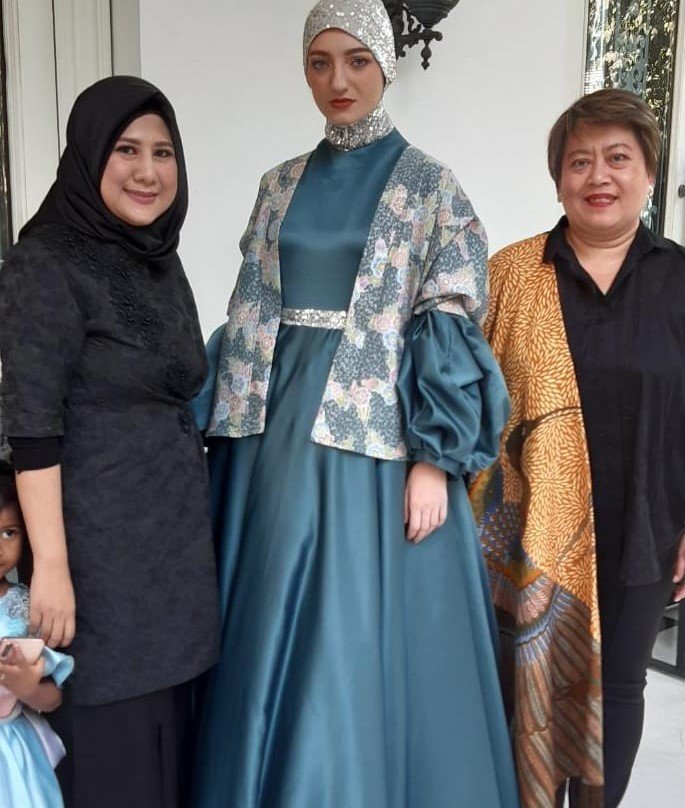 Leny Rafael (kiri) bersama Fetty Kwartati (kanan) sebagai pemilik Batik Warisan dan model yang memakai karya rancangannya. [istimewa]