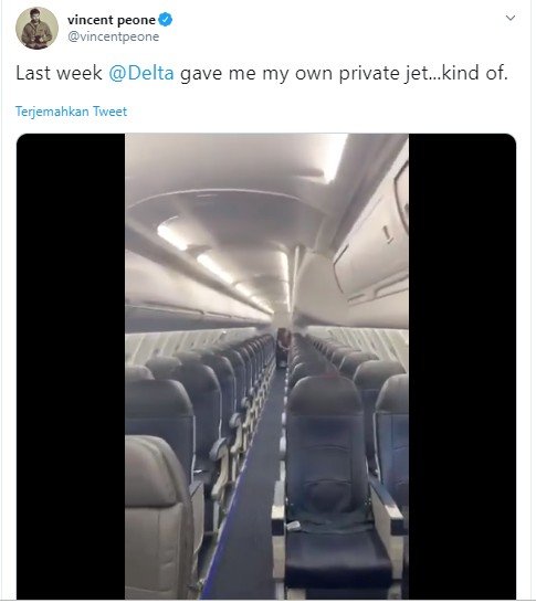 Jadi Penumpang Satu-satunya di Pesawat, Pria Ini Bak Miliki Jet Pribadi. (Twitter/@vincentpeone)