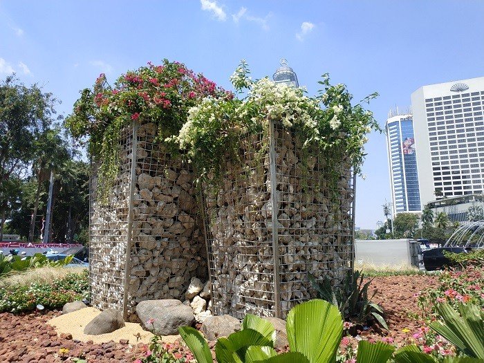 Setelah instalasi bambu Getih getah, Pemprov DKI Jakarta memasang landmark baru. Instalasi baru itu dipajang tepat di bekas tempat bambu Getah Getih yang sudah dibongkar, yakni kawasan Bundaran HI, Jakarta Pusat. [Suara.com/Fakhri]